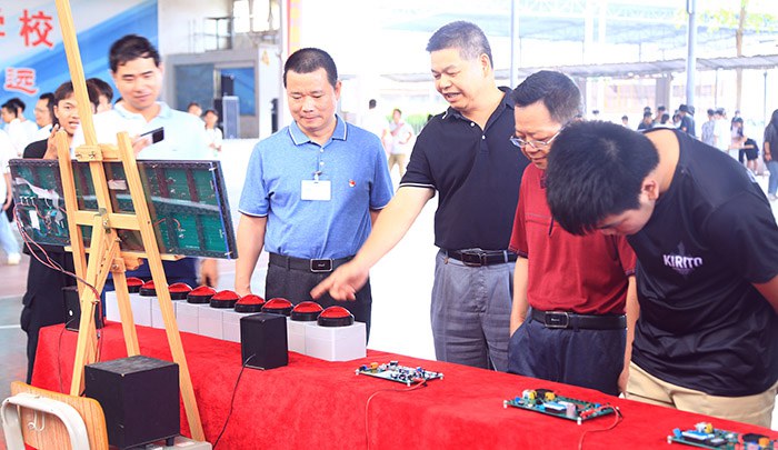 1622709127172358.jpg 李健副校长参观电气教研组展品.JPG