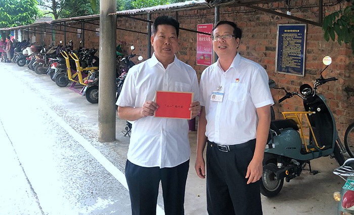 校长黄杰品为老党员兰英昌同志送上慰问金.jpg