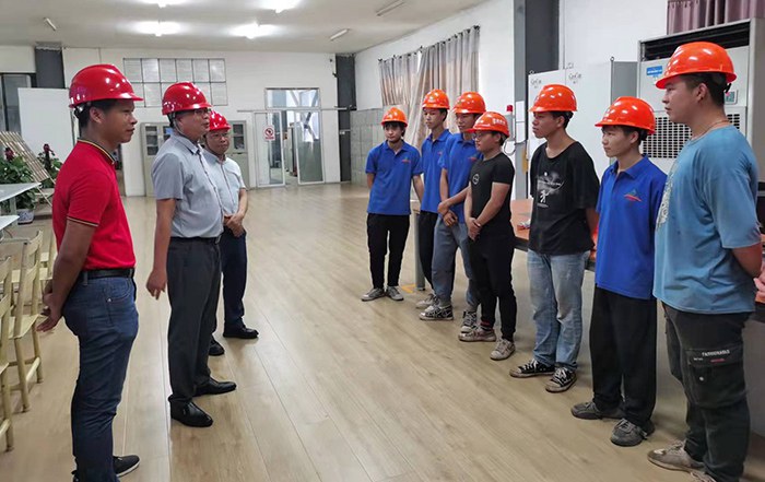 1632641483372894.jpg 黄杰品校长率校领导走访实习学生工作场所.jpg