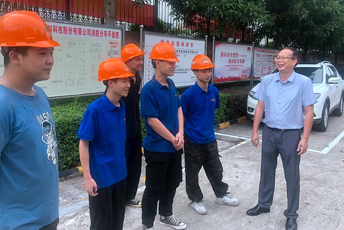 1632641558663076.jpg 黄杰品校长询问学生实习工作、生活情况.jpg