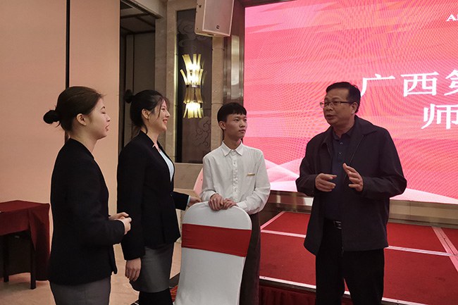 1637565159410424.jpg 1.校长黄杰品到爱乐国际酒店与学生亲切交流.jpg