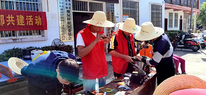 1638262788100110.jpg 3.志愿者在认真维修.jpg