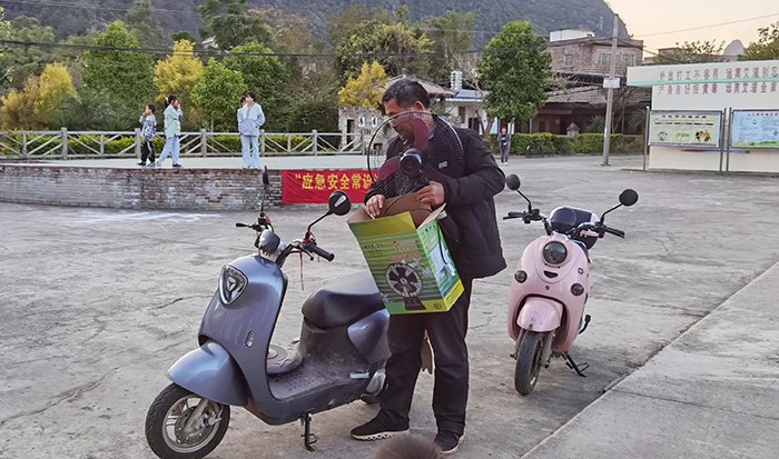 1638262874131684.jpg 4.群众满面笑容地拿回修好的家电.jpg