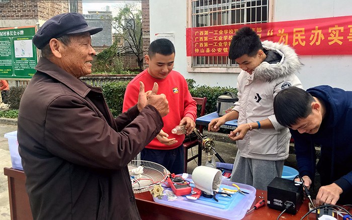 1638262943393409.jpg 5.群众对活动给予肯定.jpg