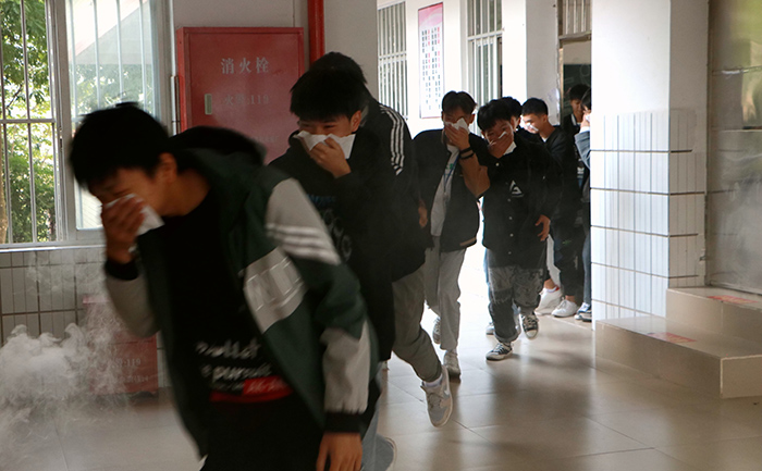 1640768923392062.jpg 学生有序从教室疏散.JPG