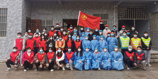 1645011585998021.jpg (1)21机电2班黄华虎 (最后一排左一)协助百色市右江区龙川镇洞好村开展抗疫志愿服务.jpg