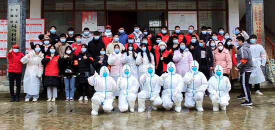 1645011639158358.jpg (2)20汽修2班吴东宇(最后一排左一)在平果市担任抗疫服务志愿者.jpg
