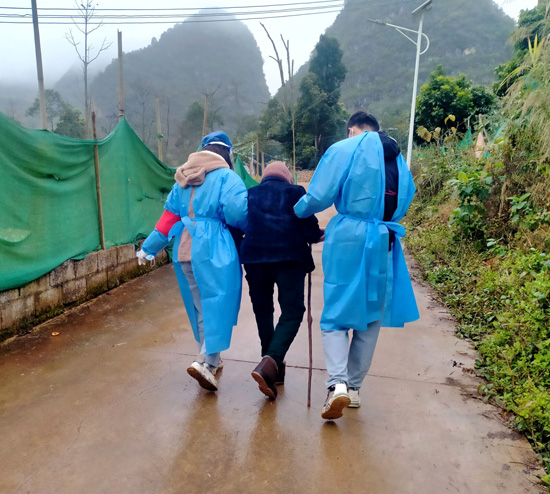 1645011859805308.jpg (5)21测量2班农鹏(右一)搀扶老人去做核酸检测、引导老人科学防疫、排解老人紧张情绪.jpg