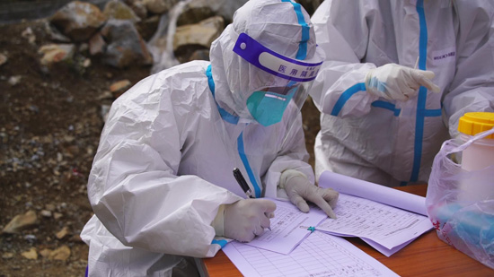 1645011886769948.jpg (7)21消防2班秦迈在河池市大化县协助开展核酸检测、登记信息.jpg