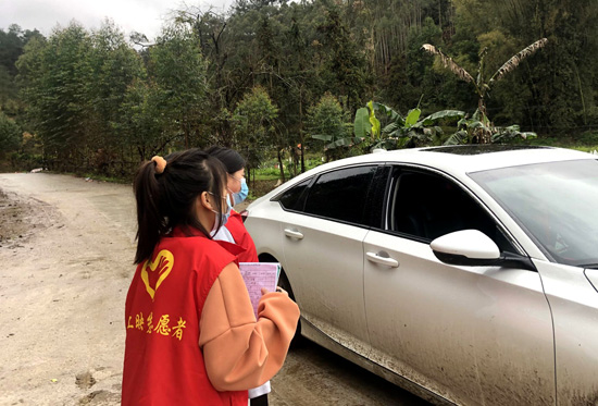 1645011910998269.jpg (8)20会计1班廖芳仙(左)在崇左市天等县上映乡宝贯村宝屯 协助村委掌握群众需求,做好外来人员登记扫码 体温测量,信息收集 。.jpg