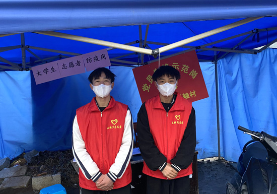 1645011963759900.jpg (9)21汽修1班苏振翔(右一)在崇左市天等县上映乡福赖村疫情防控点值守.jpg