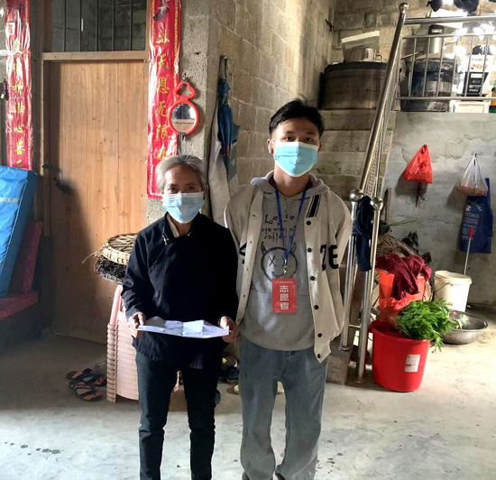 1645011983897826.jpg (10)21建筑2班罗礼硬(右一)在监督有返乡人员的家庭进行居家隔离,并测量返乡人员的体温.jpg