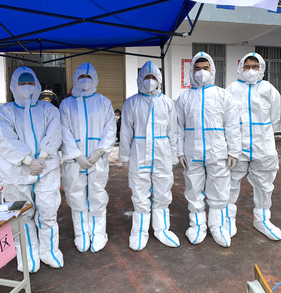 1645012053801868.jpg (13)20建筑1班韦大良(右三)百色市隆林各族自治县克长乡河马村维护秩序、守卡、卸载防疫物资.jpg