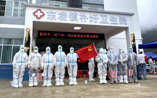 1645012115709393.jpg (15)21测量1班李英铭(右二) 在百色市德保县东凌镇朴圩乡参与抗疫志愿服务.jpg