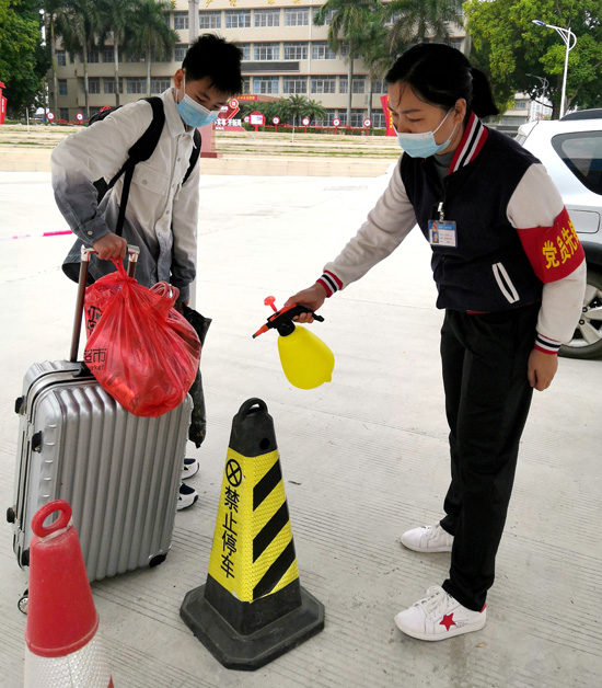 1648715395777647.jpg 1.党员对学生行李进行消杀.jpg