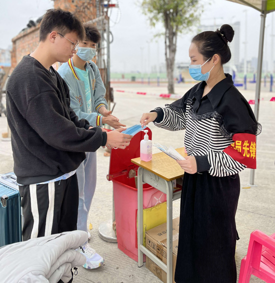 1648715985581920.jpg 2.党员先锋队投入到校门疫情管控执勤点.jpg