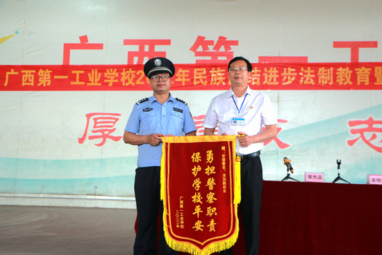 1652318142523891.jpg 3.学校校长黄杰品代表学校向甘强警官赠送锦旗.jpg