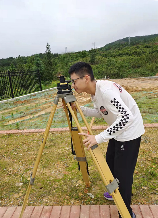 1654068360915318.jpg 5.学生在静态GPS测量(实习于中铁一局第三分公司).jpg