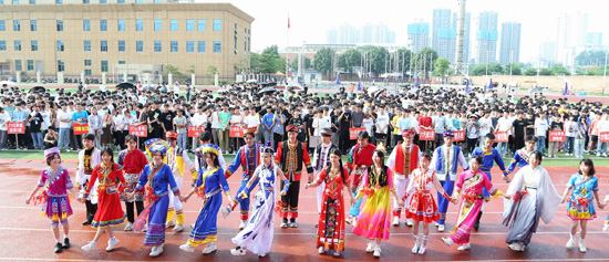 1654073592715314.jpg 1.学生进行民族表演.jpg