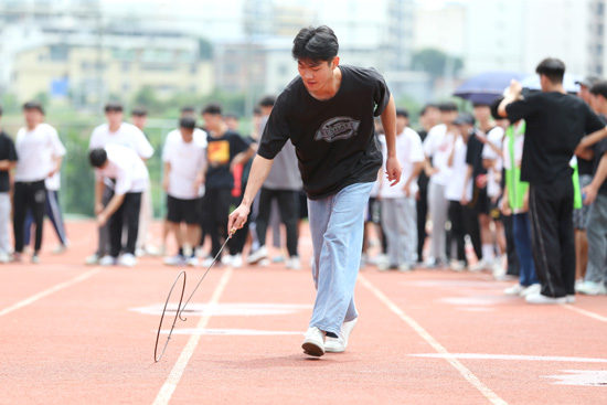 1654073758879153.jpg 3.运动员争分夺秒认真比赛.jpg