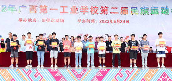 1654073964664585.jpg 7.学校领导为获奖班级颁奖.jpg