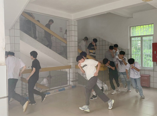 1656034154466693.jpg 2.学生按照既定逃生路线撤离_副本.jpg