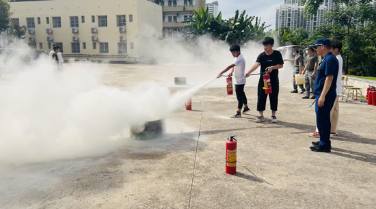 1656034202115749.jpg 4.学生在消防指战员的指导下进行灭火器实操训练.jpg