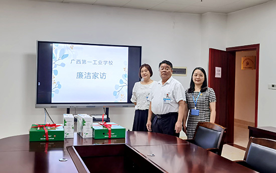 1664268746375909.jpg 1.张海林书记(中)对党委办公室主任李影(右一)、人力资源科科长李茵(左一)进行廉洁家访.jpg