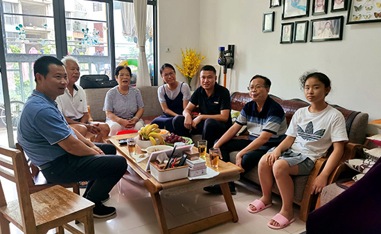 1664268774697960.jpg 2.黄杰品校长(右二)带队对校行政办公室主任黄智华(右三)进行廉洁家访.jpg