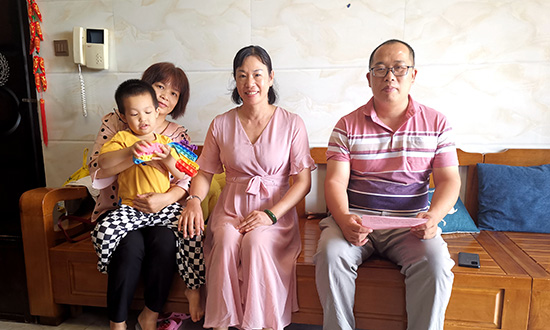 1664268831705339.jpg 4.陆小琼副校长(右二)对信息中心负责人长杨品军(右一)进行廉洁家访.jpg