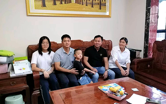 1664268861506436.jpg 5.覃继翰副校长(右二)对招生就业办公室主任蓝美周(右一)进行廉洁家访.jpg