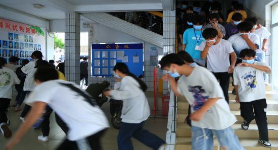 1669770712762468.jpg 3.学生在快速有序地疏散.jpg