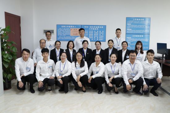 1678949319525473.jpg 王志华(第二排左四)与名师工作室成员合影.jpg