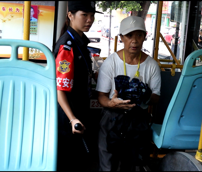 1695302490372386.jpg 5-学校志愿者在搀扶老人.jpg