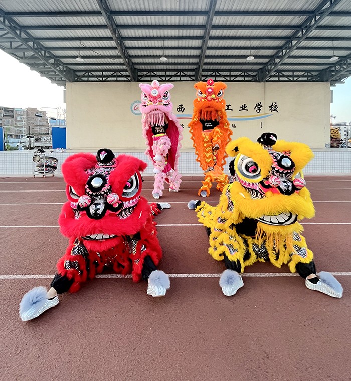 1698821134682687.jpg 学校龙狮协会在进行舞狮表演训练.jpg