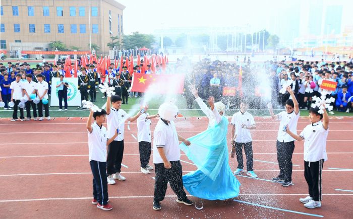 4. 23级数控2班入场式表演.jpg