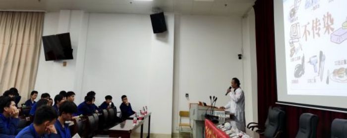 图一 南宁市第四人民医院体检中心主任李伟新开展艾滋病知识宣传讲座.jpg