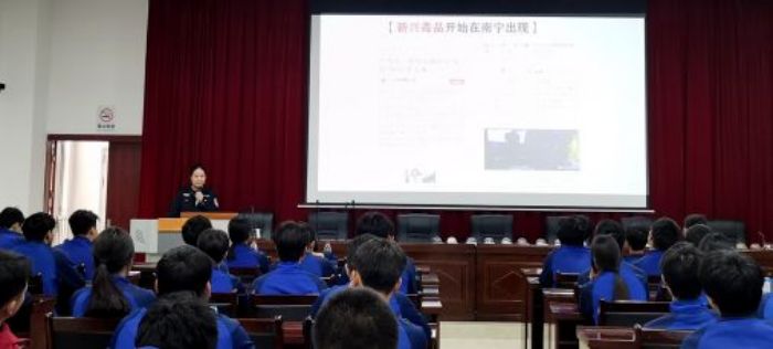 图三 腰塘派出所黄如嫄警长开展禁毒教育讲座.jpg