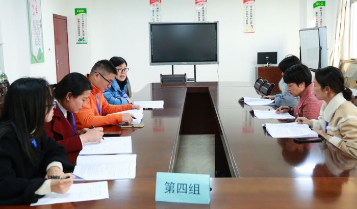 1703675958947099.jpg 与会代表审议各项报告和制度.jpg