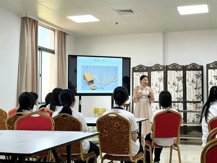 1704957354798087.jpg 1.茶艺老师讲解茶艺基础知识.jpg