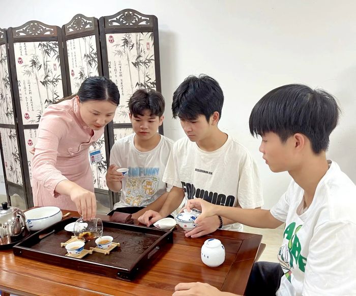 1704957450816642.jpg 3.茶艺老师指导学生操作.jpg