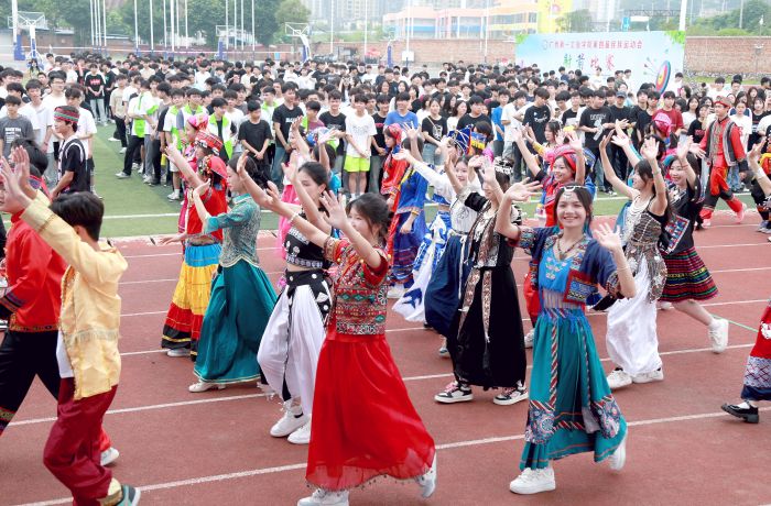 1714119027171066.jpg 2.身着民族服饰的学生入场.jpg