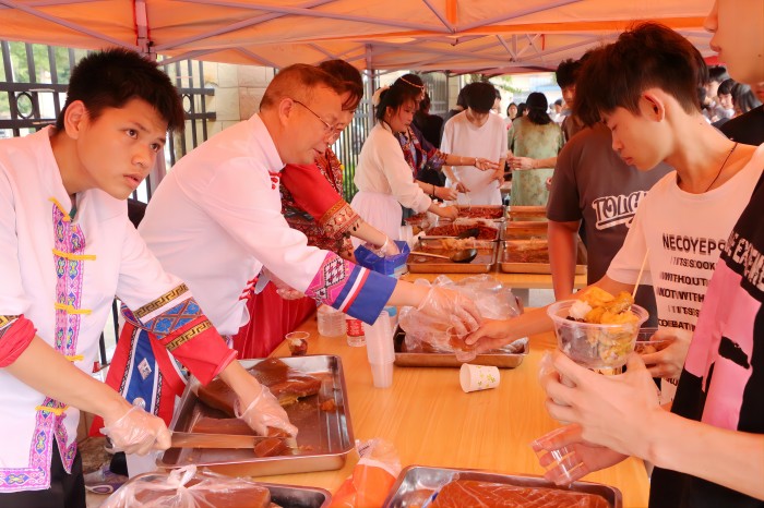 1714137014300934.jpg 111学校党委书记、校长黄杰品在为学生分美食(1).jpg